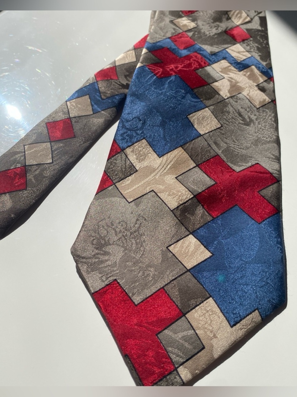 Elizabeth Nell cravatte Men's Geometric Pattern Silk Tie in Red, Blue, and beige